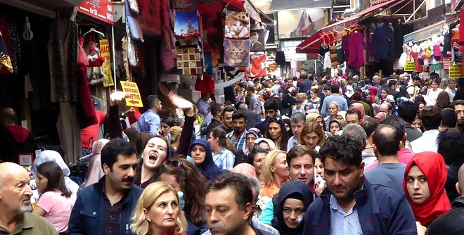 Tinkara, izgubljena v množici v Istanbulu (levo v sredini). Foto Matej Mljač