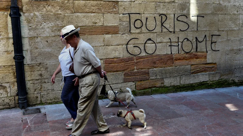 Fotografija: Španci so siti turistov, ki v velikih skupinah drejo na ulice njihovih mest. FOTO: Eloy Alonso/Reuters