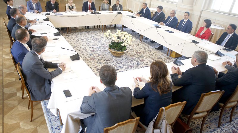 Fotografija: Dogovori s srečanja o spremembah volilne zakonodaje po oceni Pahorja precejšen korak naprej. FOTO: Roman Šipić/Delo