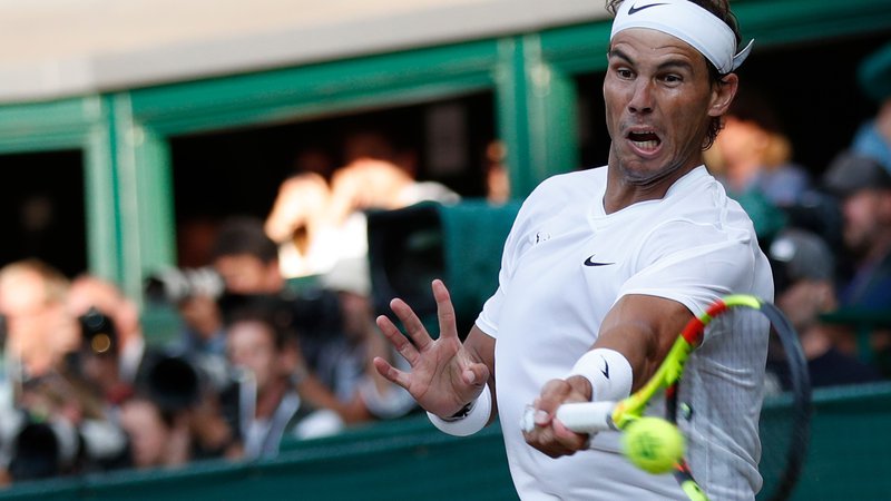 Fotografija: Rafael Nadal je naredil preveč netipičnih napak, da bi lahko ugnal Rogerja Federerja. FOTO: AFP