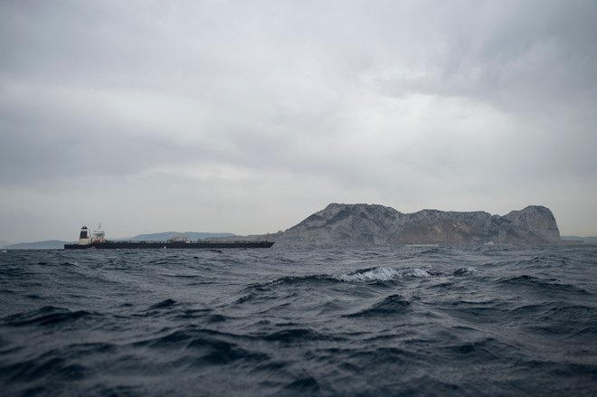 Tanker Grace 1 pred Gibraltarjem. FOTO: Jorge Guerrero/AFP