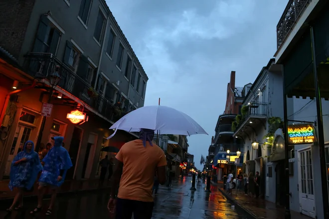 V New Orleansu Barry z Bourbon Streeta ni odgnal vseh turistov. FOTO: Jonathan Bachman/Reuters