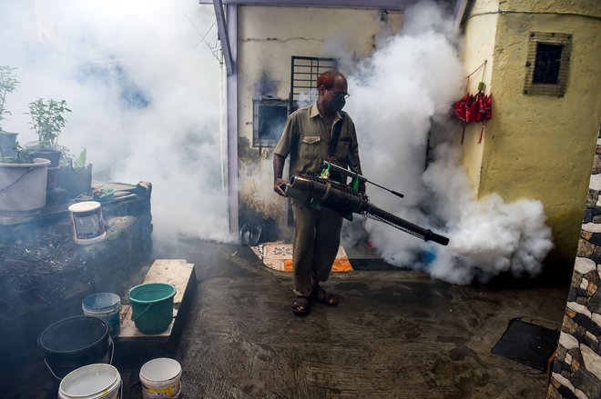 V Mumbaiu se borijo tudi proti komarjem in malariji. FOTO: Indranil Mukherjee/AFP