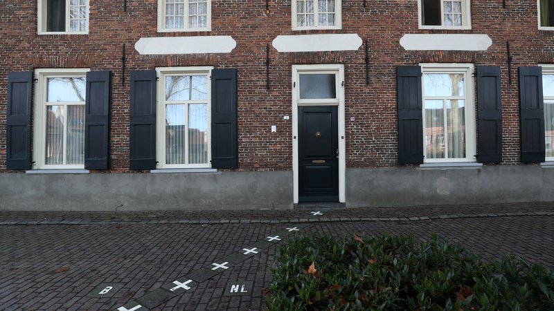 Fotografija: V Baarleju šteje pravilo vrat. Na tisti strani meje, kjer ima trgovina, lokal ali hiša vrata, v tisti državi uradno je. FOTO: Reuters