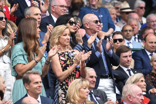 Prvi mož Amazona Jeff Bezos (s sončnimi očali) je prišel z novo spremljevalko Lauren Sanchez. Foto AFP