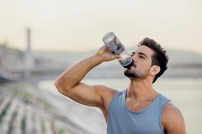 Nekaterim se po zaužitju dvigne pulz, drugim krvni tlak. Foto: Shutterstock