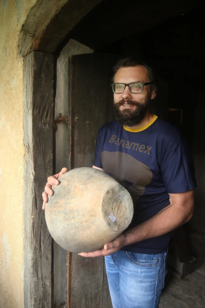 Gregor Šmalcelj z eno od posod, ki so jih naredile lončarke v vasi Grič, kjer so lončarile le ženske.