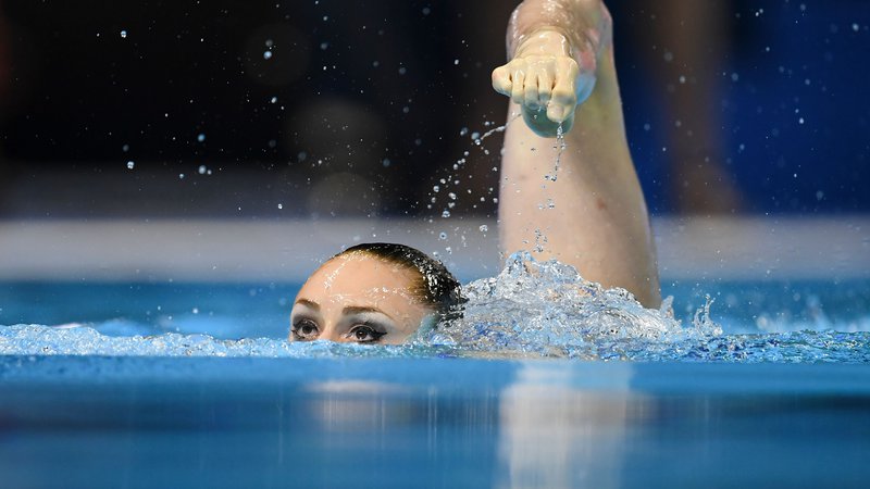 Fotografija: V južnokorejskem mestu Gwangju poteka 18. FINA svetovno prvenstvo v sinhronem plavanju. Posamični umetniški nastop Francozinje Eve Planeix. FOTO: Ed Jones/AFP