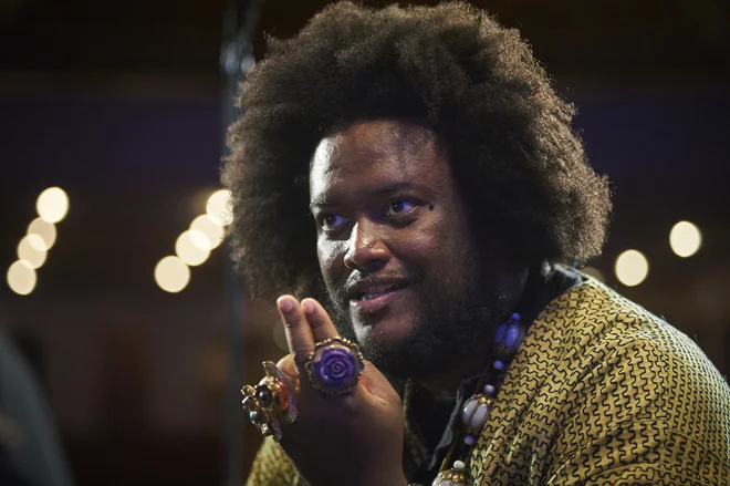Preudarni in pozorni sogovornik Kamasi Washington izžareva zenovsko umirjenost, ki se v glasbi preobrazi v udarno večplastno fuzijo vplivov, nabito s sporočili.