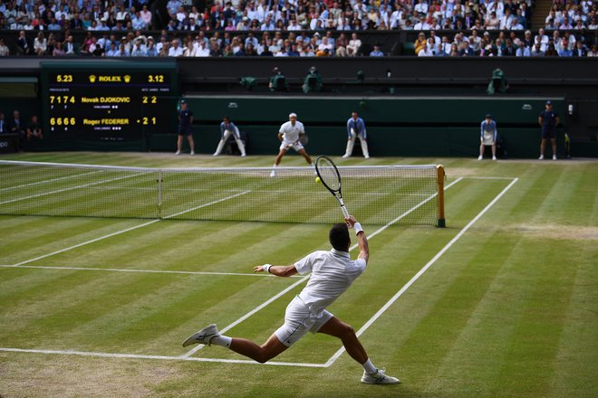 Novak Đoković in Roger Federer sta v finalu Wimbledona uprozorila še eno epsko bitko. FOTO: AFP