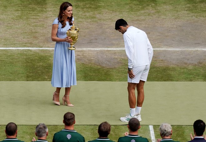 Novak Đokoviću je pokal podelila Kate Middleton, vojvodina Cambriška. FOTO: Reuters