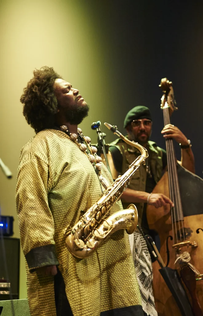 Kamasi Washington se prepusti glasbi, da ga sama popelje, kamor hoče. Foto Primož Zrnec