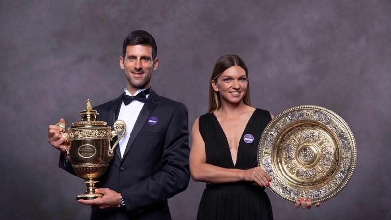 Fotografija: Petkratni zmagovalec Wimbledona Novak Đoković ostaja na vrhu lestvice ATP, letošnja zmagovalka tega prestižnega turnirja v ženski konkurenci Simona Halep pa je na lestvici WTA napredovala na 4. mesto. FOTO: AFP