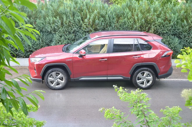 Toyota RAV 4 je v novi generaciji dolga 4,6 metra. Foto Gašper Boncelj