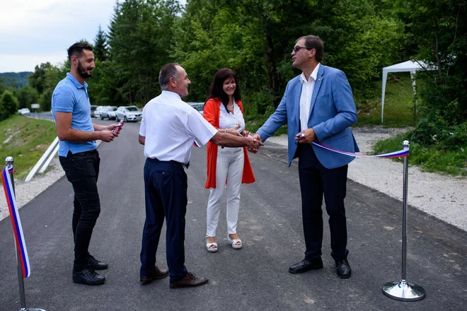 Prijateljski stisk rok sosednjih županov, ivanškega Dušana Strnada (na fotografiji desno) in žužemberškega Jožeta Papeža.