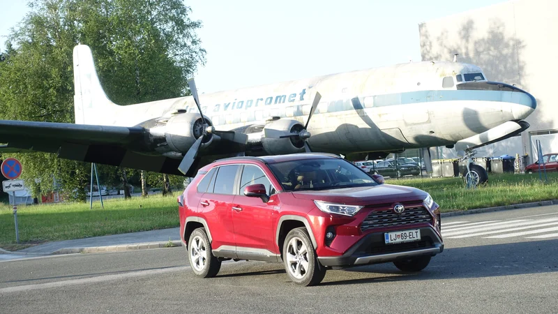 Fotografija: Toyota RAV4 je dobro znani SUV, ki se v novi generaciji na cesti pojavlja predvsem s hibridnim pogonom.
Foto Gašper Boncelj