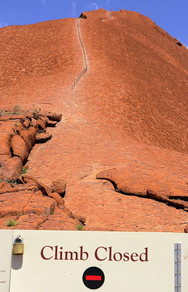 Od letošnje jeseni bo pristop na Uluru prepovedan, ne le odsvetovan. FOTO: AFP