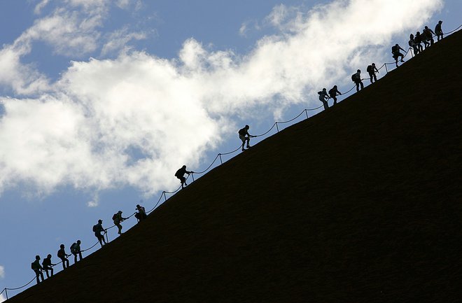 395.000 ljudi je v zadnjem letu obiskalo park Uluru, kar je za petino več kot leto prej. FOTO: AFP