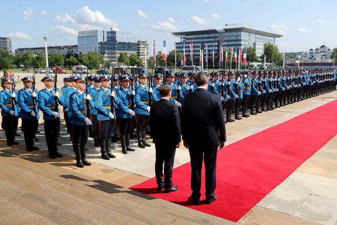 Po sporočilih srbskega državnega vrha, ki jih posreduje javnosti, je Francija enkrat zaveznik Kosova, spet drugič pa je naklonjena Srbiji. FOTO: Djordje Kojadinovic/Reuters