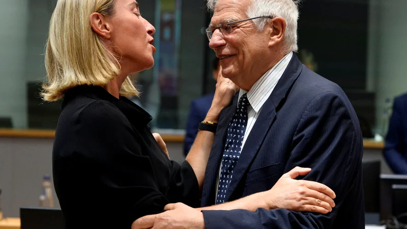 Fotografija: Visoka predstavnica EU za zunanjo politiko Federica Mogherini v družbi svojega naslednika, španskega zunanjega ministra Josepa Borrella. FOTO: REUTERS/Johanna Geron