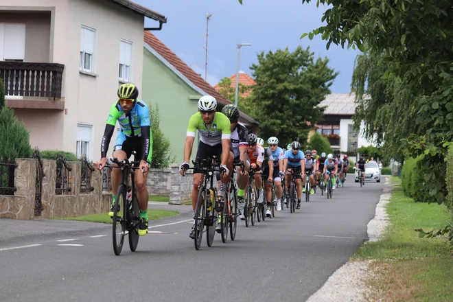6, 12 in 24 ur je 56 kolesarjev in kolesark iz Slovenije, Evrope in ZDA kolesarilo na ravninskem, 11 km dolgem krogu Dobrovnik-Turnišče-Renkovci-Dobrovnik. Foto: Irma Baloh 