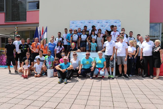 Zahvala gre tudi gasilskim in drugim društvom, ki so pomagala z redarji in vsem prebivalcem občin Dobrovnik in Turnišče, ki so maraton vzeli za svojega in so nas tekmovalce navdušeno vzpodbujali cel dan in celo noč. Foto: Irma Baloh 