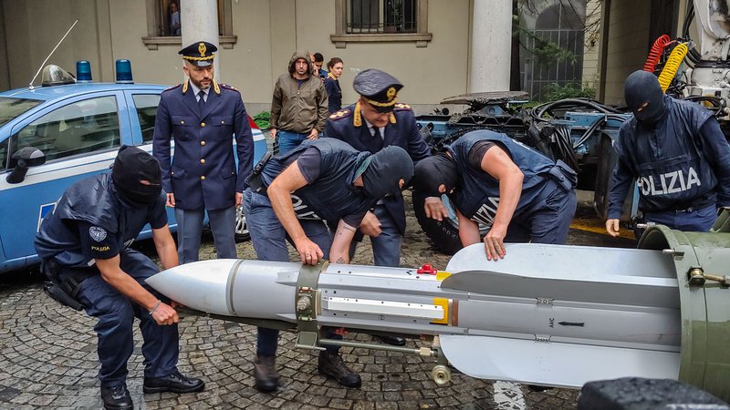 Fotografija: Italijanski policisti so v obsežni protiteroristični akciji zasegli več kosov vojaškega orožja, med njimi tudi raketo zrak-zrak francoske izdelave, ki jo uporabljajo katarske oborožene sile. Aretirali so tri ekstremne desničarje, ki so jim na sled prišli s tajnim opazovanjem italijanskih borcev, ki so se vrnili iz bojišč v ukrajinskem Donecku. FOTO: Ho/AFP