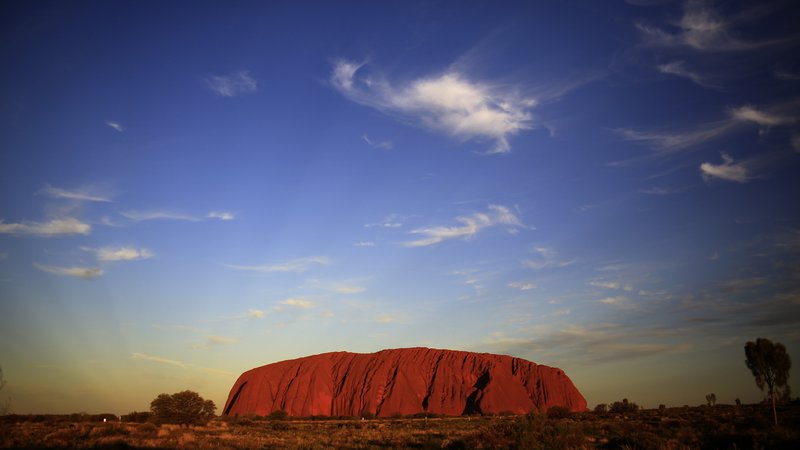 Fotografija: Od letošnje jeseni bo pristop na Uluru prepovedan, ne le odsvetovan. FOTO: Reuters