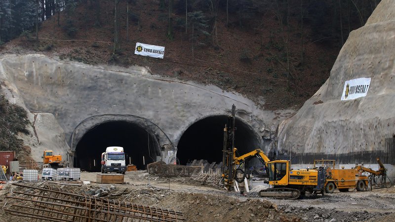 Fotografija: Največji posel v zadnjih letih med tujimi podjetji je uspel sarajevskemu Euro-Asfaltu, ki je gradil avtocesto Draženci–Gruškovje. FOTO: Tadej Regent/Delo