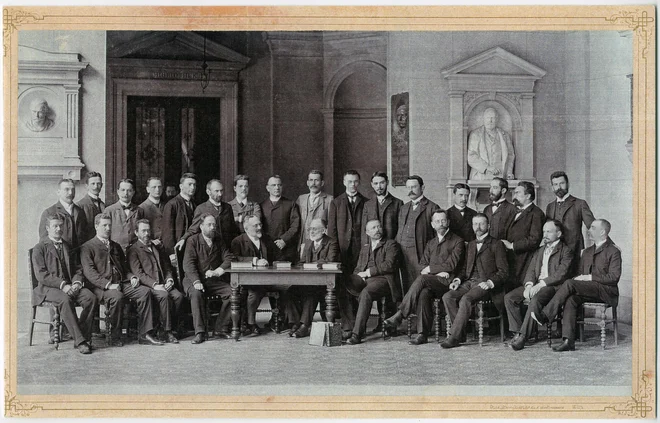 Kolektiv dunajske univerzitetne knjižnice – Simonič sedi ob mizi na desni, ok. 1905. Foto družinski arhiv