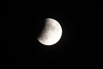 Delni mrk bo trajal dve uri in 58 minut in se bo končal 17. julija okoli ene ure zjutraj, polsenco pa bo Luna povsem zapustila po drugi uri. FOTO: Voranc Vogel