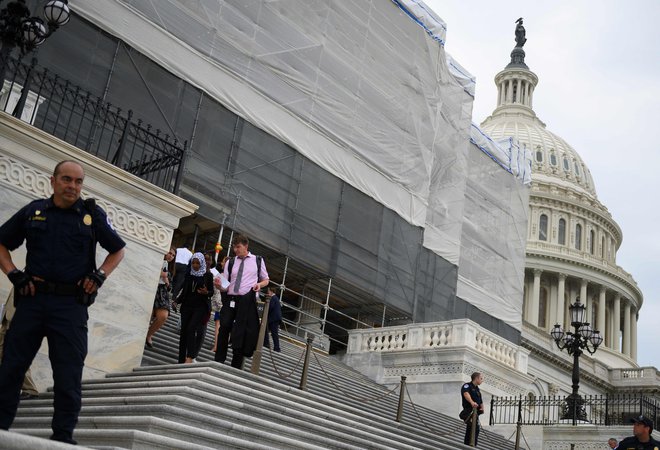 Demokratska predstavnica Ilhan Omar se spušča po stopnicah s Capitol Hilla. FOTO: Andrew Caballero-reynolds/AFP