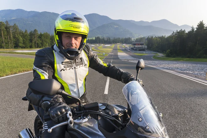 Vojko Safran, inštruktor varne vožnje motoristov v AMZS: Na prvem mestu med vzroki za nesreče je neprilagojena hitrost, ta pa je zelo širok pojem.<br />
Foto AMZS