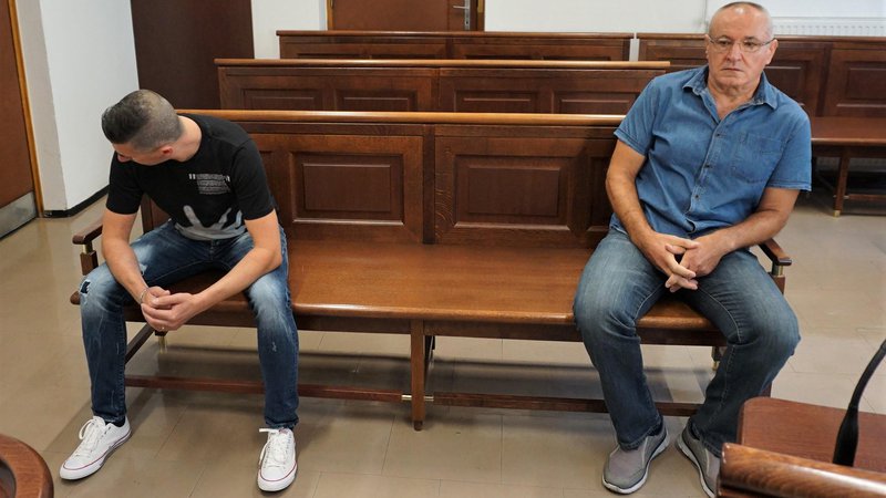 Fotografija: Tudi soobtožena Damjan Vindiš (levo) in Ekrem Pobrić se brez zagovornikov o krivdi včeraj nista mogla izreči, ponovno sta vabljena avgusta. FOTO: Brane Piano