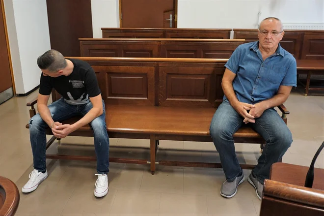 Tudi soobtožena Damjan Vindiš (levo) in Ekrem Pobrić se brez zagovornikov o krivdi včeraj nista mogla izreči, ponovno sta vabljena avgusta. FOTO: Brane Piano