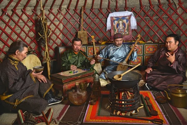 Mongolska zasedba Huun-Huur-Tu bo festival zaključila s koncertom na gradu Kromberk. FOTO: arhiv festivala Glasbe sveta