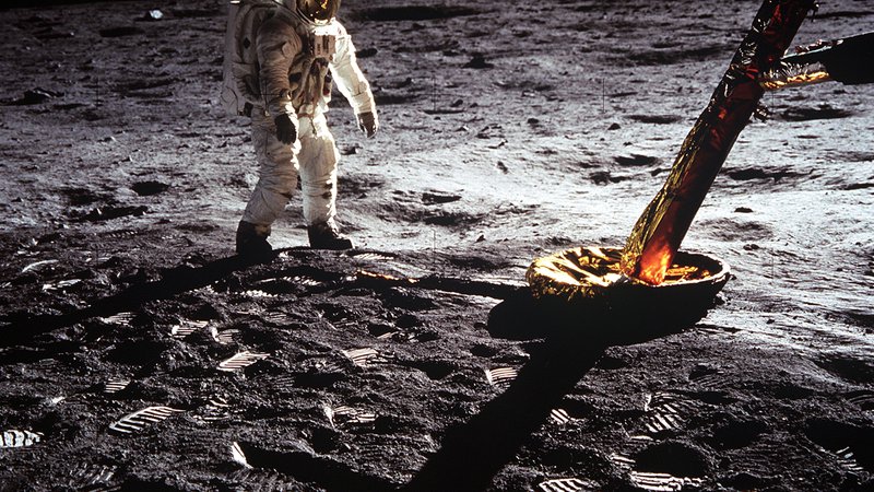 Fotografija: Aldrin ob pristajalni nogi lunarnega vozila. Foto Nasa