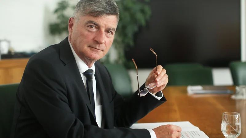 Fotografija: Rudi Medved, minister za javno upravo, kritično ocenjuje vodstvo Agencije za komunikacijska omrežja in storitve (Akos), ki jo vodi Tanja Muha. "Resno dvomimo o strokovnem, kakovostnem vodenju te agencije,« pravi. FOTO: Jure Eržen