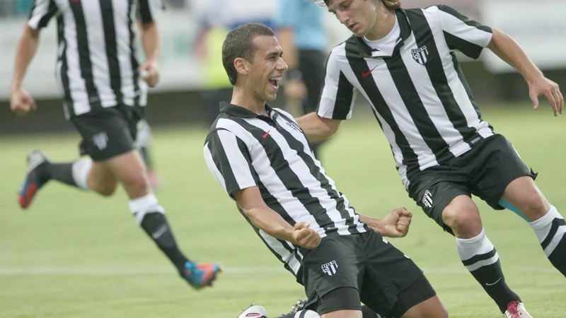 Fotografija: Mate Eterović in Leon Sreš sta se takole veselila v imenitnem Murinem poletju 2012. Bo tudi sedanji rod uprizoril kakšen podoben podvig? FOTO Tadej Regent/Delo