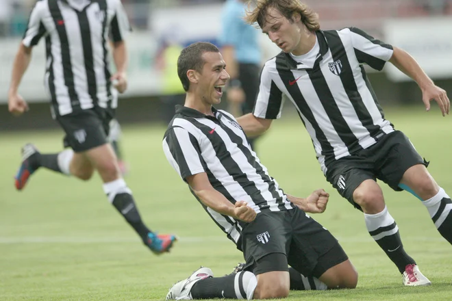 Mate Eterović in Leon Sreš sta se takole veselila v imenitnem Murinem poletju 2012. Bo tudi sedanji rod uprizoril kakšen podoben podvig? FOTO Tadej Regent/Delo