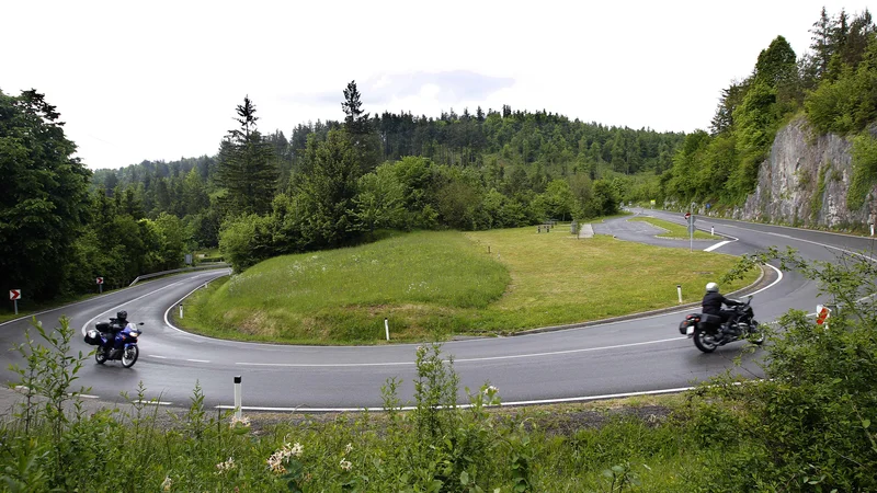 Fotografija: Zaradi napačnega prehitevanja in prehitre vožnje so motoristi prepogosto žrtve prometnih nesreč. FOTO: Mavric Pivk/Delo