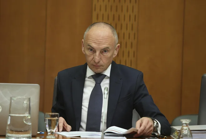 Med nasveti, ki bi jih Šabeder ponudil svojemu nasledniku, so med drugim to, da naj bo vztrajen in naj enakopravno obravnava vse poklicne skupine. FOTO: Jože Suhadolnik