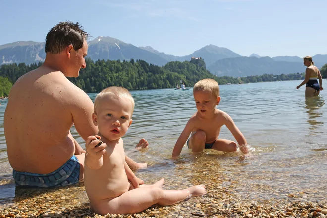 Tako je bilo že sredi junija na Blejskem jezeru, kjer ob toplih dneh mrgoli kopalcev. Foto Tomi Lombar