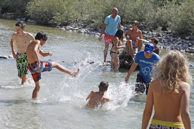 Takole so ljudje uživali pred desetimi dnevi v reki Nadiži. Foto Leon Vidic