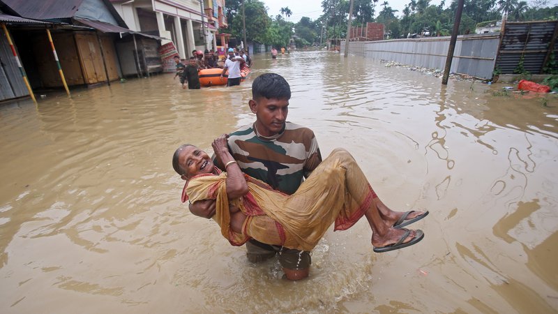 Fotografija: Poplave v indijskem mestecu Baldakhal. FOTO: Jayanta Dey/REUTERS