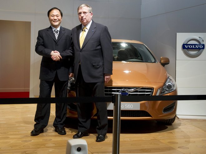 Li Shufu in evropski šef Forda Lewis Booth ob Geelyjevem prevzemu Volva. FOTO: Reuters