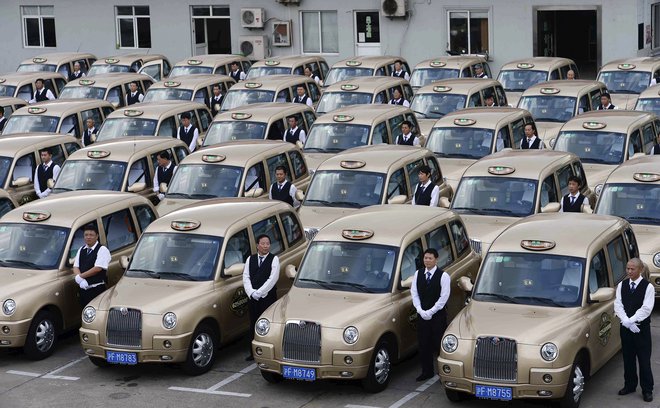 Londonski taksiji, ki jih Geely izdeluje v Šanghaju. FOTO: Reuters