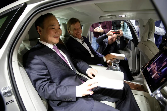 Li Shufu, ustanovitelj Geelyja, v volvu S90, skupaj z direktorjem Volva Håkanom Samuelssonom. FOTO: Reuters