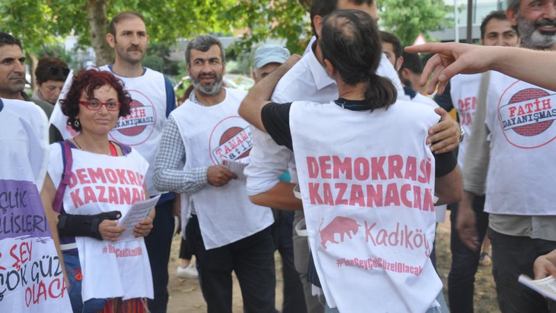 Fotografija: Udeleženci protesta v parku Yoğurtçu na azijski strani Istanbula. Na jopičih protestnikov piše Demokracija bo zmagala. FOTO: Branko Soban