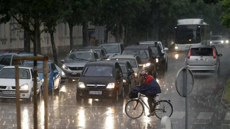 Fotografija: Močnejši nalivi so nastajali tudi severno od Idrije. FOTO: Blaž Samec